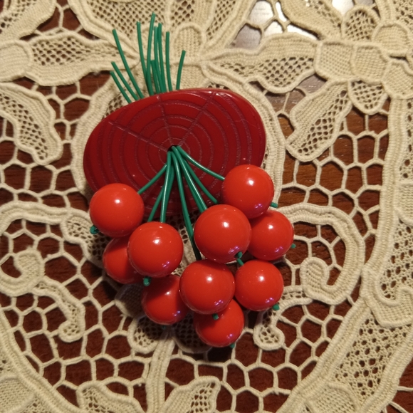 Vintage Inspired Luxulite Fakelite Red Cherry Brooch - New - Picture 3 of 4